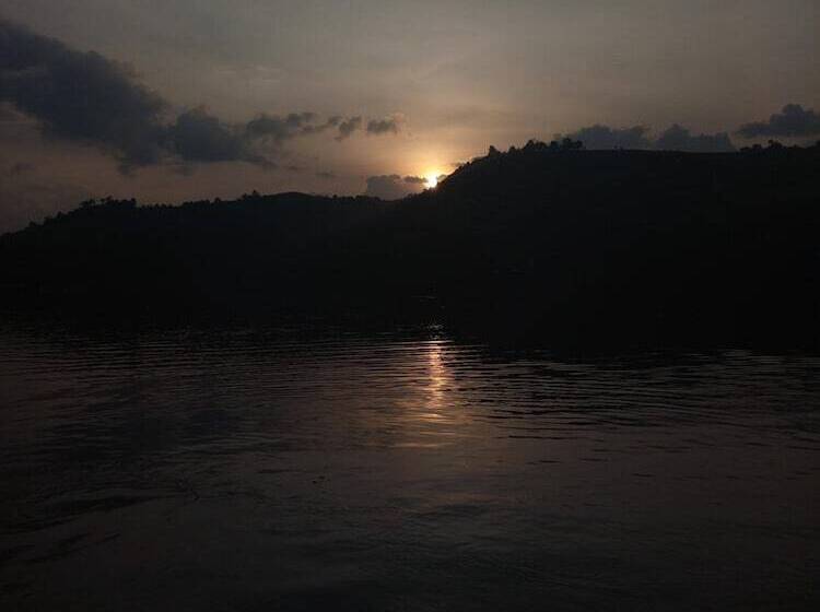 هتل Supreme Adventure Park Bunyonyi