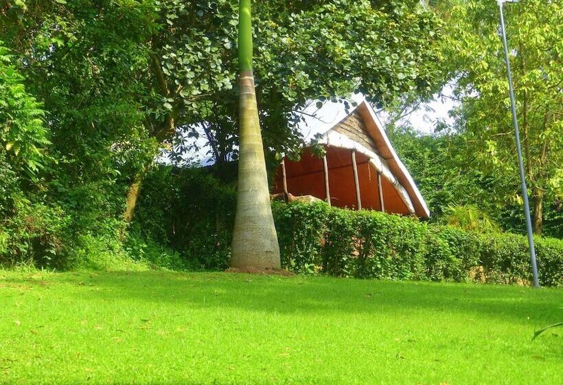 هتل Supreme Adventure Park Bunyonyi