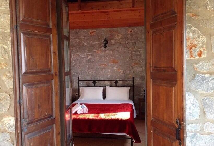 Las Giannakakou Traditional Stone Houses