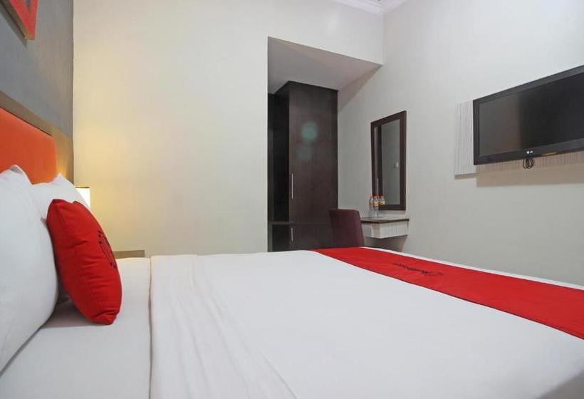 Отель Reddoorz Plus Near Keraton Solo