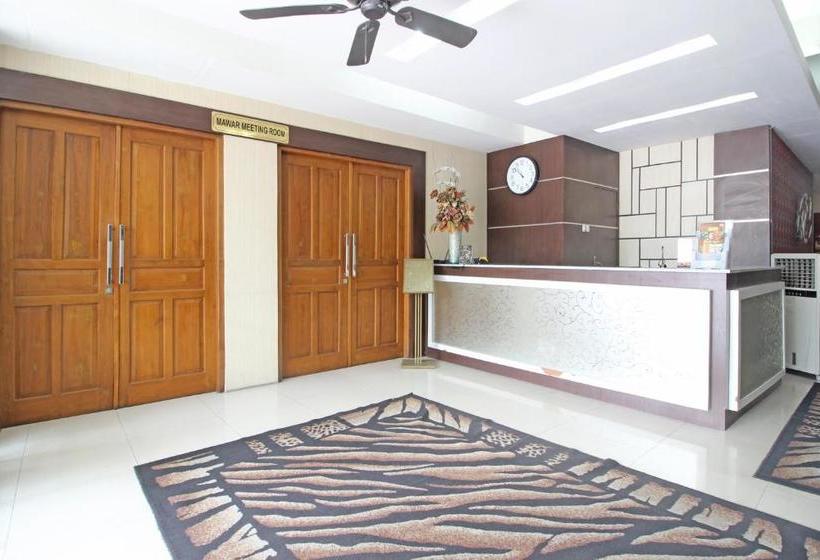 Отель Reddoorz Plus Near Keraton Solo