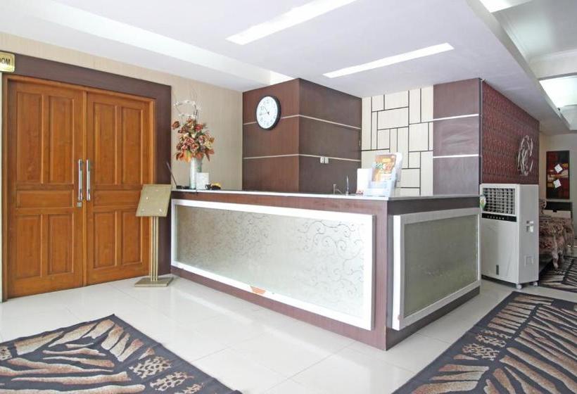 Отель Reddoorz Plus Near Keraton Solo