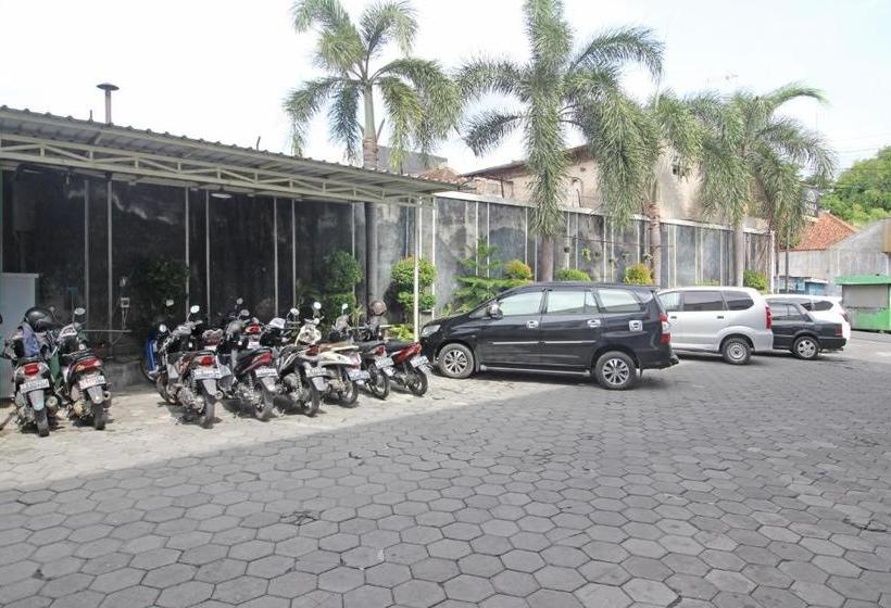 Отель Reddoorz Plus Near Keraton Solo