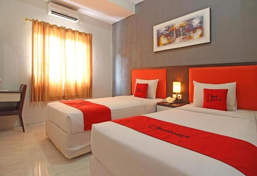 Отель Reddoorz Plus Near Keraton Solo