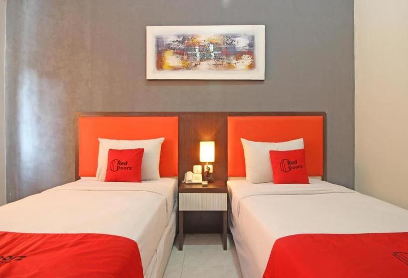 Отель Reddoorz Plus Near Keraton Solo