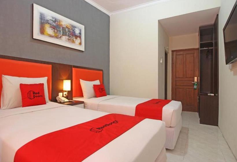 Отель Reddoorz Plus Near Keraton Solo