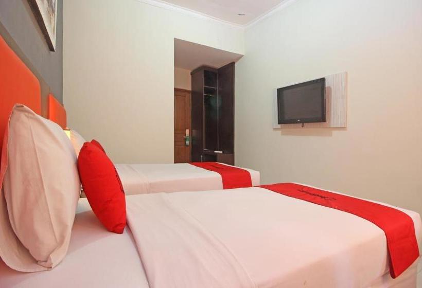 Отель Reddoorz Plus Near Keraton Solo