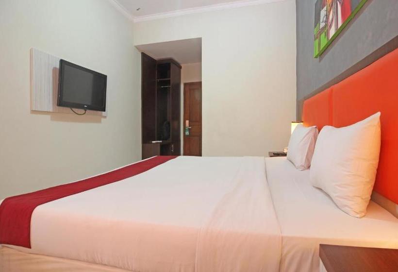 Отель Reddoorz Plus Near Keraton Solo