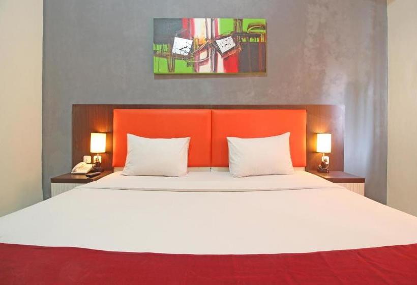 Отель Reddoorz Plus Near Keraton Solo