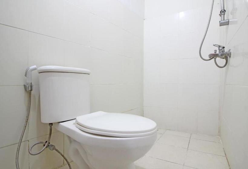 Отель Reddoorz Plus Near Keraton Solo