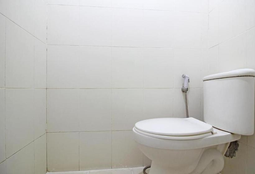 Отель Reddoorz Plus Near Keraton Solo