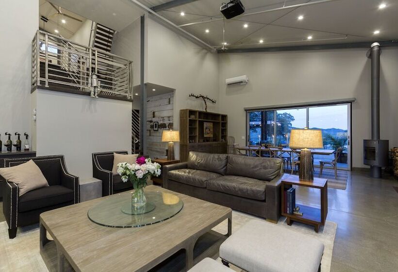 ベッドアンドブレックファースト Bed & Barrel At Stonehouse Cellars