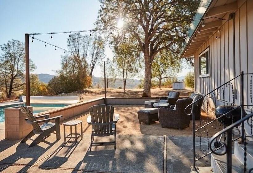 ベッドアンドブレックファースト Bed & Barrel At Stonehouse Cellars