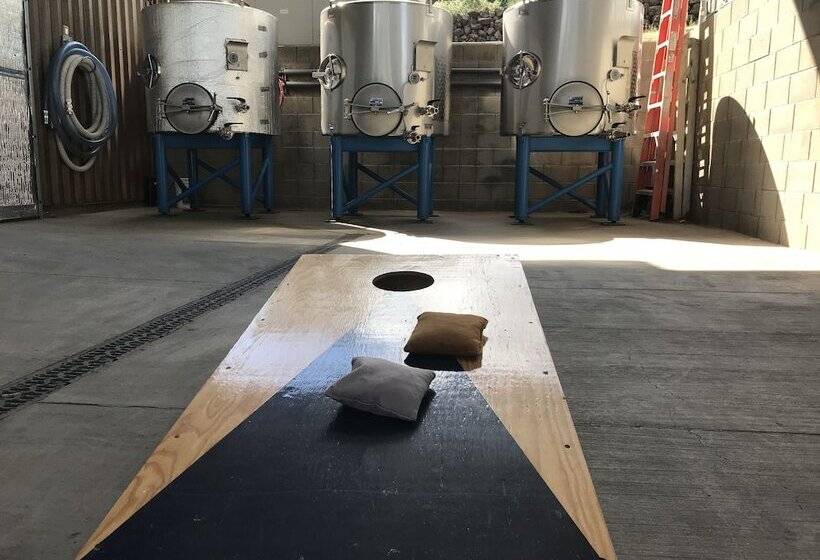 ベッドアンドブレックファースト Bed & Barrel At Stonehouse Cellars