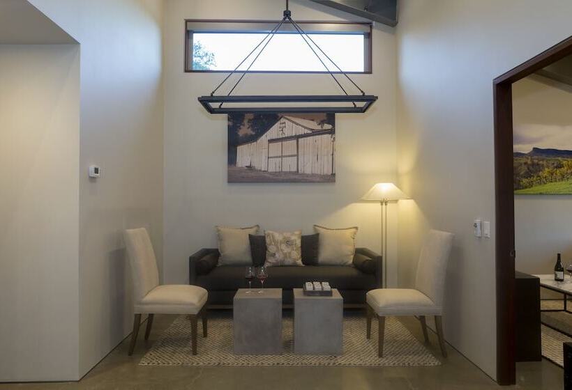 ベッドアンドブレックファースト Bed & Barrel At Stonehouse Cellars