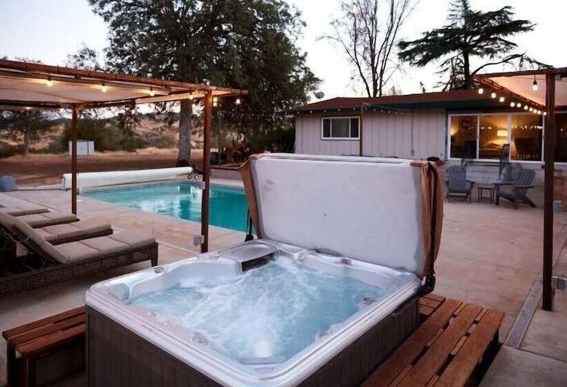 ベッドアンドブレックファースト Bed & Barrel At Stonehouse Cellars