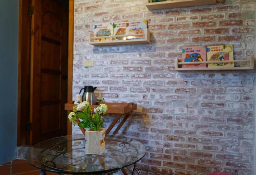 تختخواب و صبحانه Travel Light Guesthouse