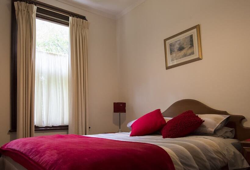 Хостел Creek Cottage