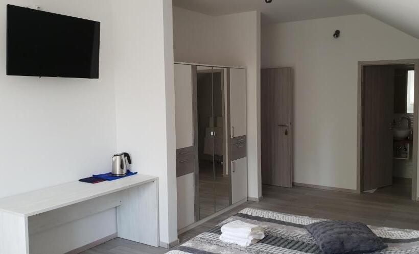 簡易ホテル Ke To Zagreb Airport Rooms