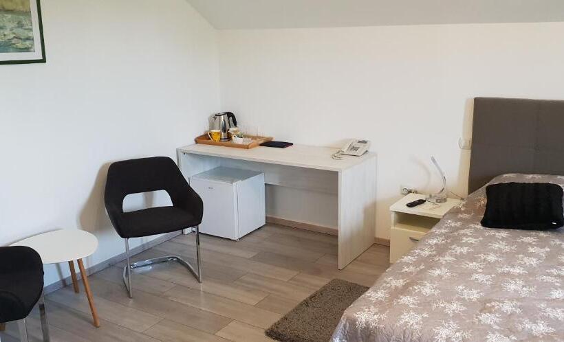 簡易ホテル Ke To Zagreb Airport Rooms