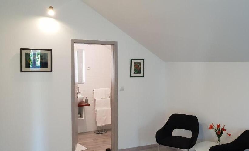 簡易ホテル Ke To Zagreb Airport Rooms