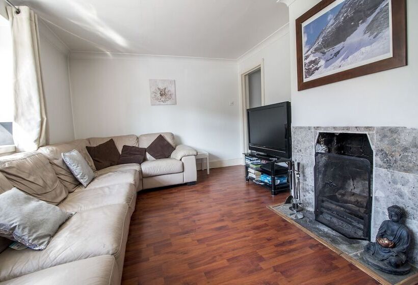 פונדק Lovely Rooms In A Quiet Place Of Woking