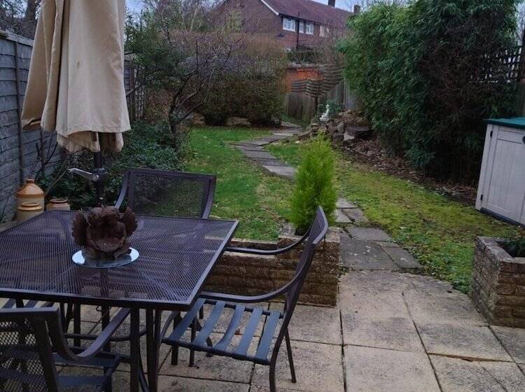 פונדק Lovely Rooms In A Quiet Place Of Woking