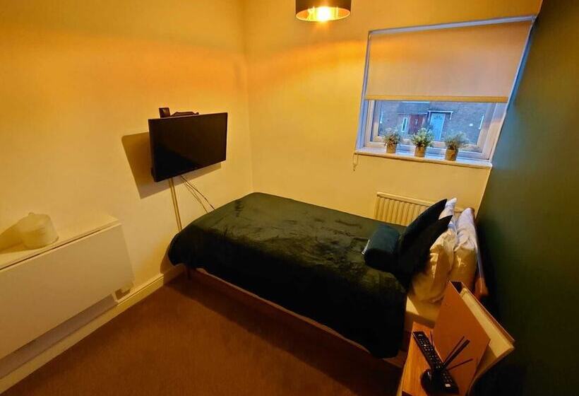 פונדק Lovely Rooms In A Quiet Place Of Woking