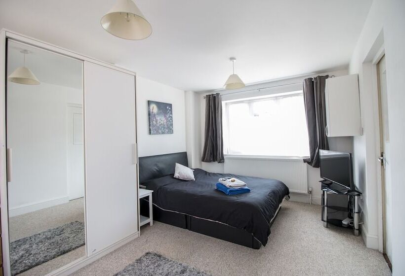 여관 Lovely Rooms In A Quiet Place Of Woking