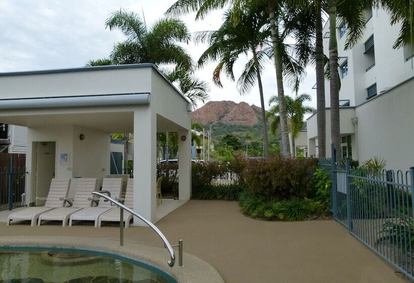 פונדק Madison Ocean Breeze Apartments