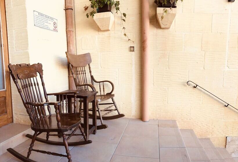 مسافرخانه Narcisa Farmhouse B&b