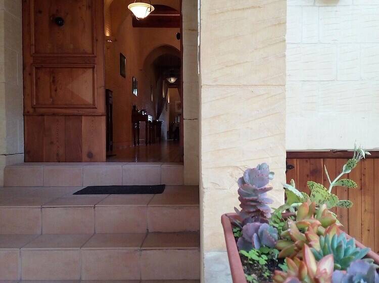 مسافرخانه Narcisa Farmhouse B&b