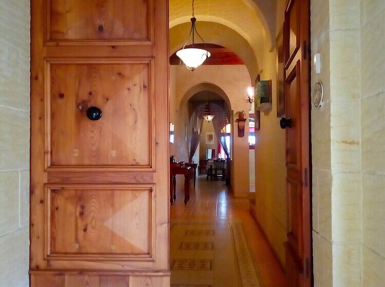 مسافرخانه Narcisa Farmhouse B&b