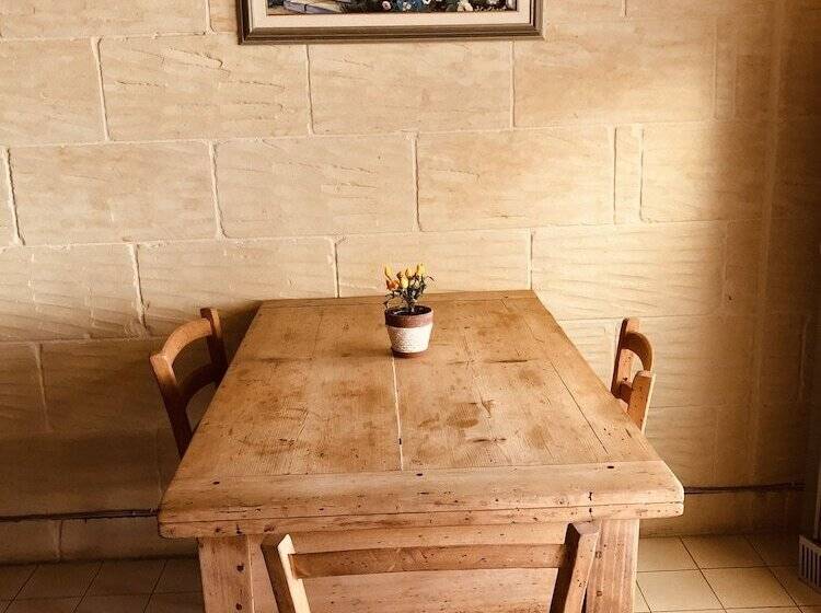 مسافرخانه Narcisa Farmhouse B&b