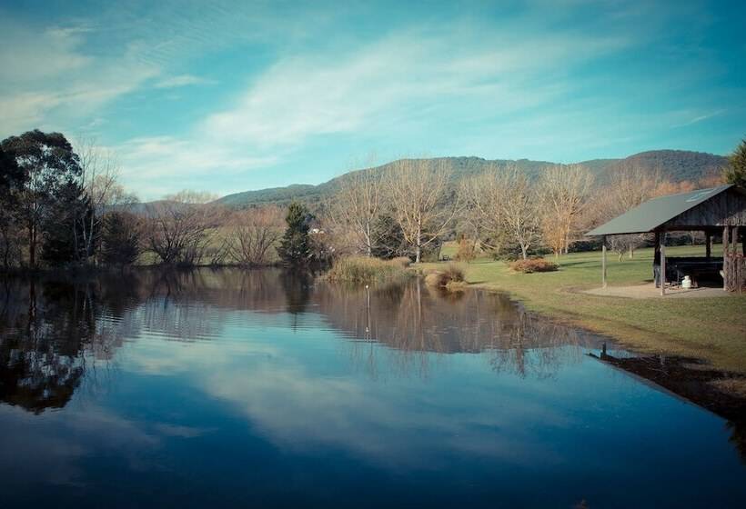 פונדק Sanctuary Park Cottages