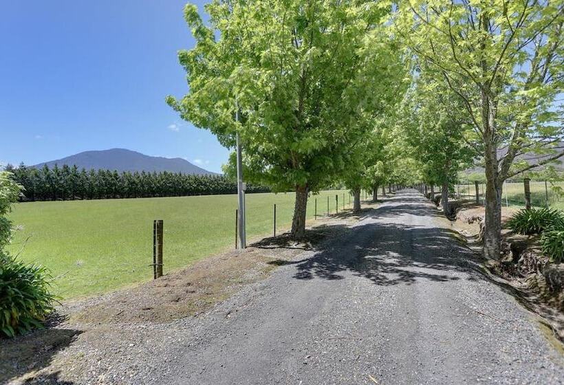 פונדק Sanctuary Park Cottages