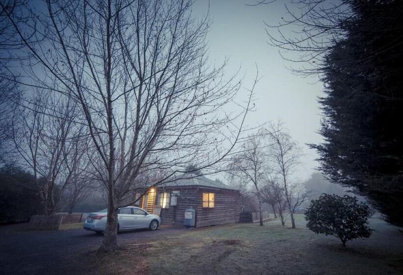 פונדק Sanctuary Park Cottages