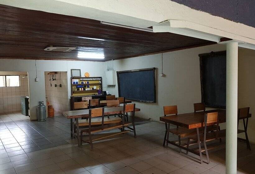 Отель Bibs Backpackers