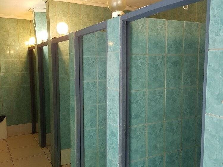 Отель Bibs Backpackers