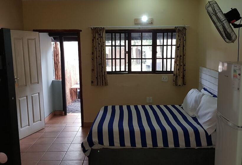 Отель Bibs Backpackers