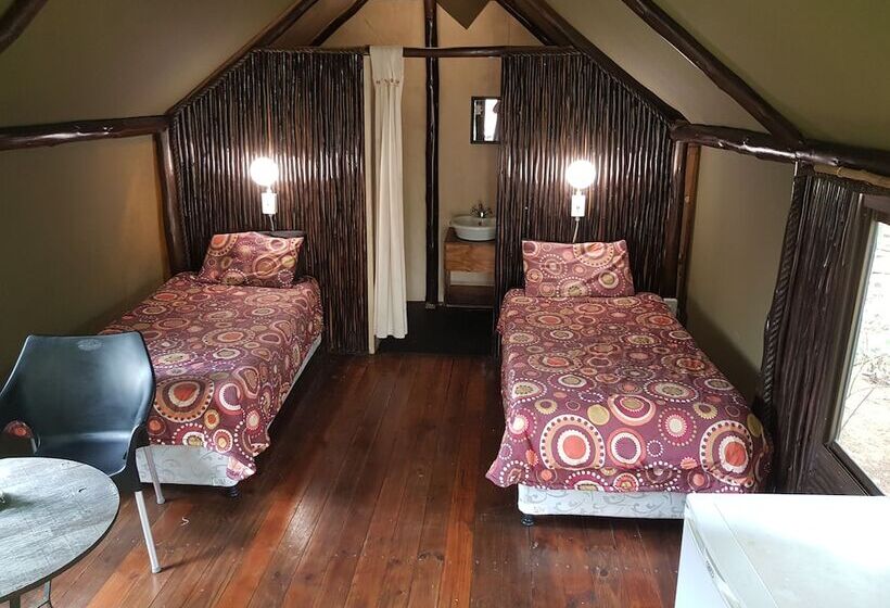 Отель Bibs Backpackers