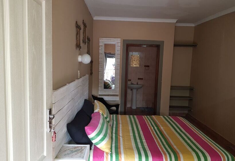 Отель Bibs Backpackers