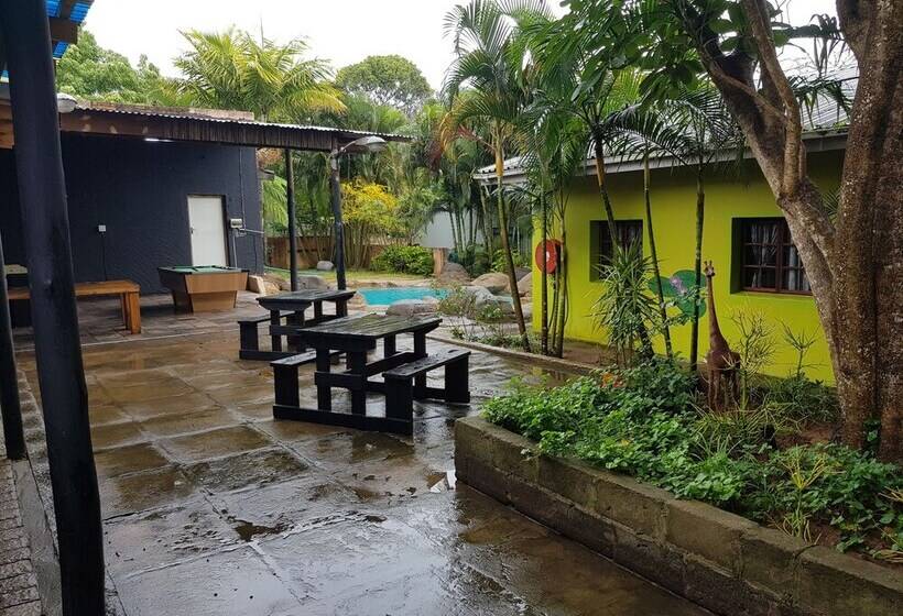 Отель Bibs Backpackers