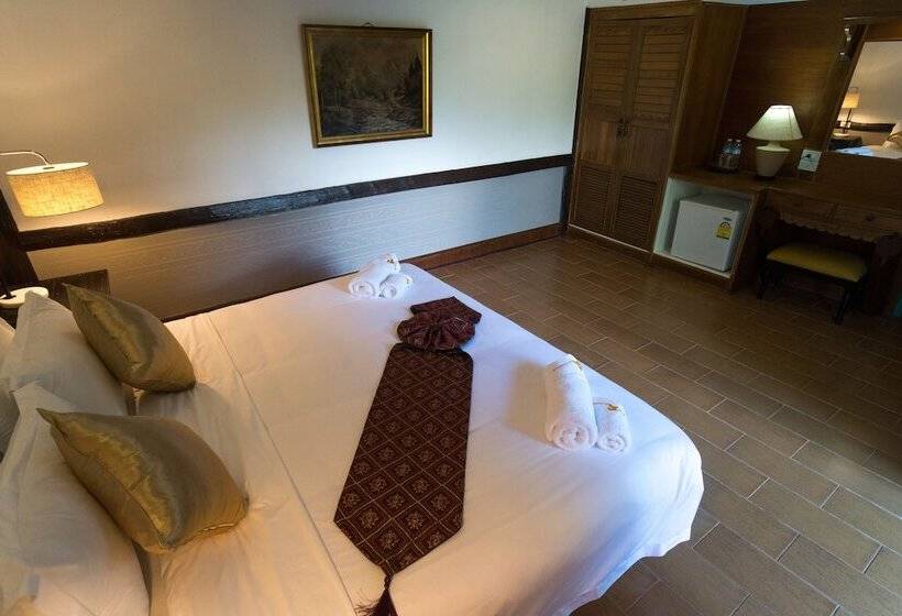 Отель E Outfitting Valley Resort