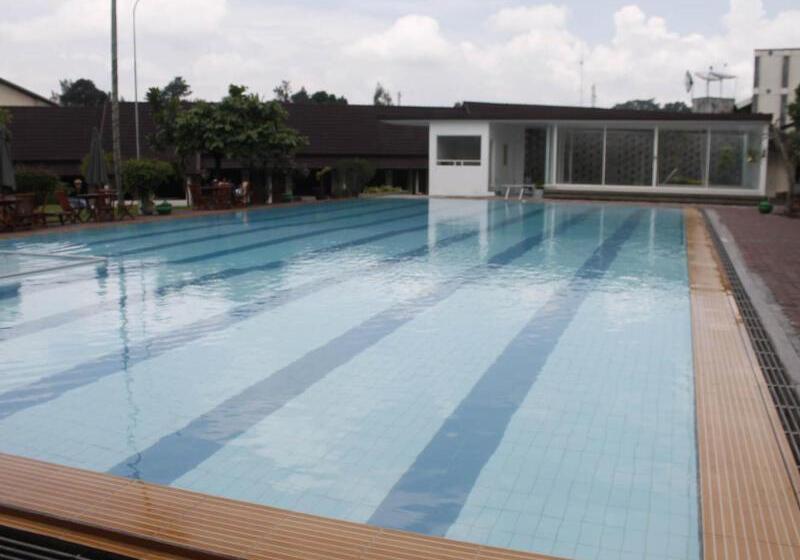 هتل Front One Resort Magelang