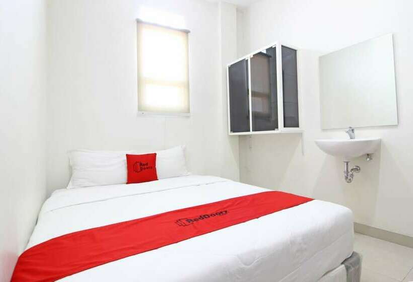 ホテル Reddoorz Near Rs Moewardi