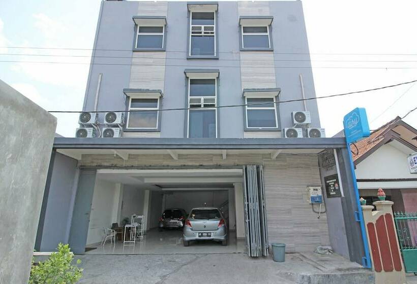 ホテル Reddoorz Near Rs Moewardi