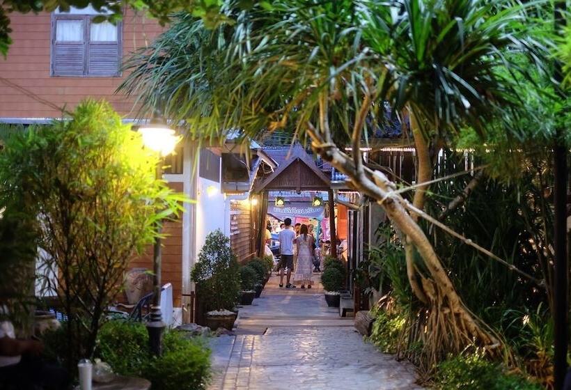 Отель Roomquest Amphawa Floating Market