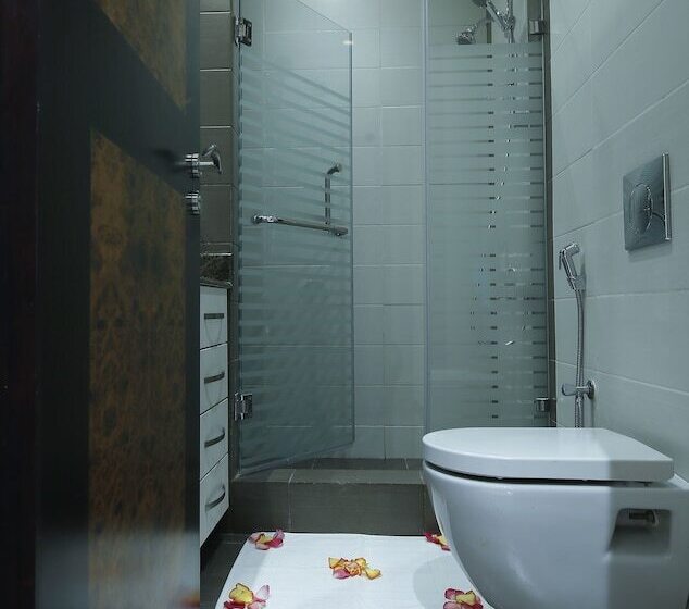 هتل The Castle Premium