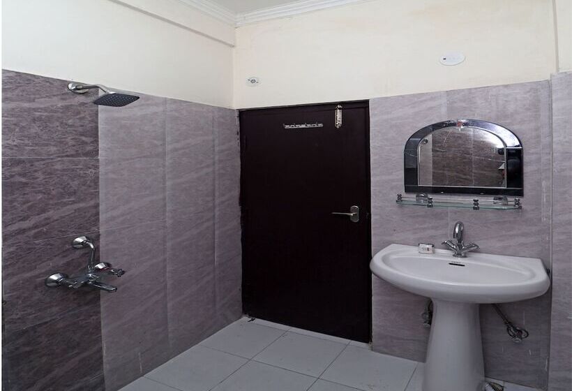 فندق Uk Retreat By Oyo Rooms